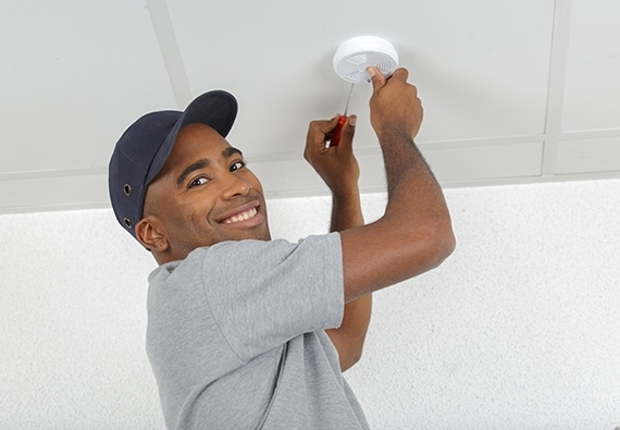 Technicien en installation et entretien du système électrique